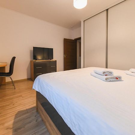 Spacious And Quiet 2 Bedroom Apartment Клуж-Напока Екстериор снимка